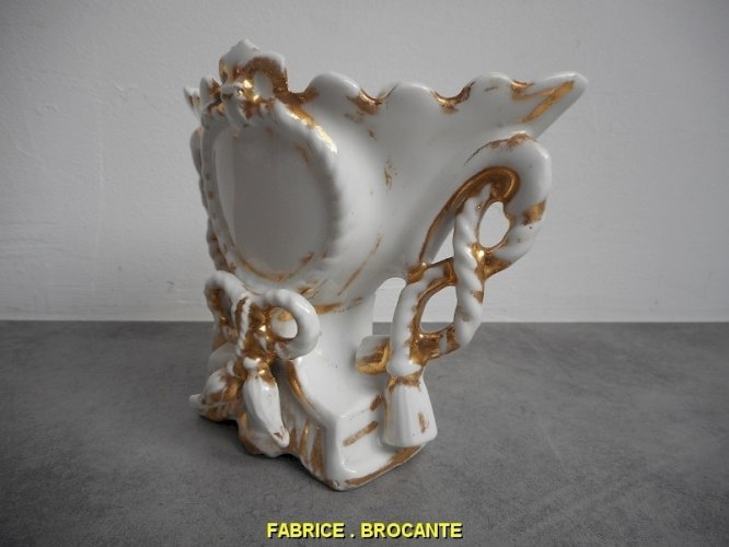 VASE EN PORCELAINE DE PARIS DORE