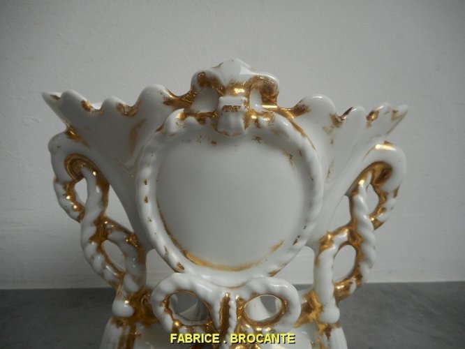 VASE EN PORCELAINE DE PARIS DORE