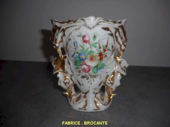 VASE EN PORCELAINE DE PARIS