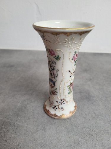 VASE EN PORCELAINE DECOR BLASON ARMOIRIE