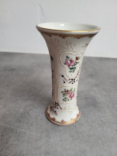 VASE EN PORCELAINE DECOR BLASON ARMOIRIE