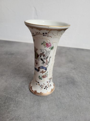 VASE EN PORCELAINE DECOR BLASON ARMOIRIE