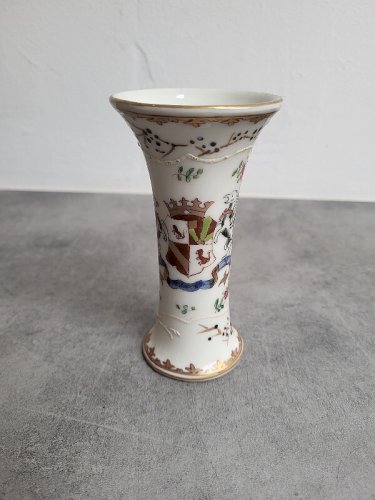 VASE EN PORCELAINE DECOR BLASON ARMOIRIE
