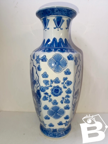 vase en porcelaine dorigine chinoise a decor floral en bon etat