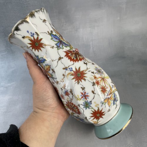 Vase en porcelaine VF Paris décor floral et dorure base bleu Haut.~22.5cm