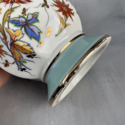 Vase en porcelaine VF Paris décor floral et dorure base bleu Haut.~22.5cm
