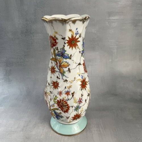 Vase en porcelaine VF Paris décor floral et dorure base bleu Haut.~22.5cm