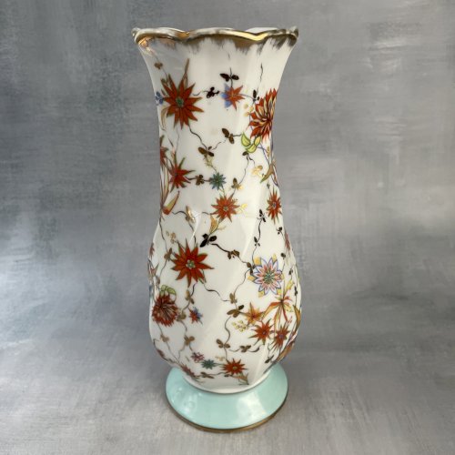 Vase en porcelaine VF Paris décor floral et dorure base bleu Haut.~22.5cm