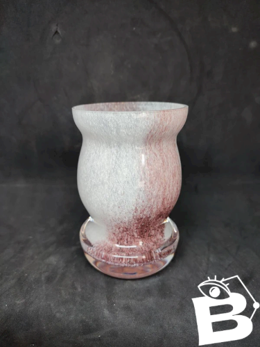 Vase en verre avec incrustation dans le gout de murano en bon etat