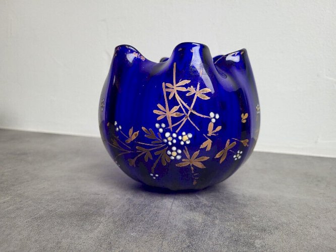 VASE EN VERRE BLEU DECOR EMAILLE
