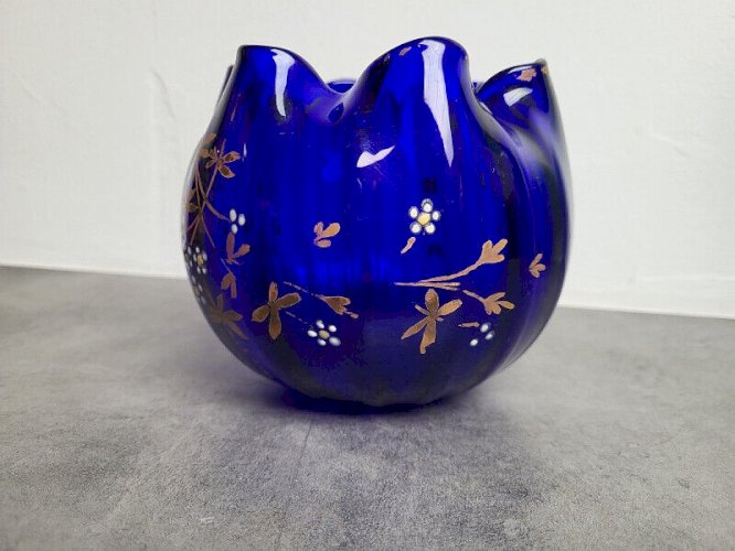 VASE EN VERRE BLEU DECOR EMAILLE