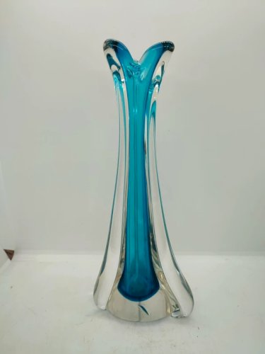 vase en verre de murano avec incrustation bleu en bon etat