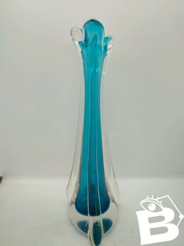 vase en verre de murano avec incrustation bleu en bon etat
