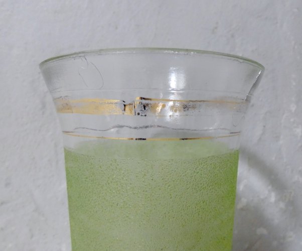 vase en verre granité vert et or Vintage