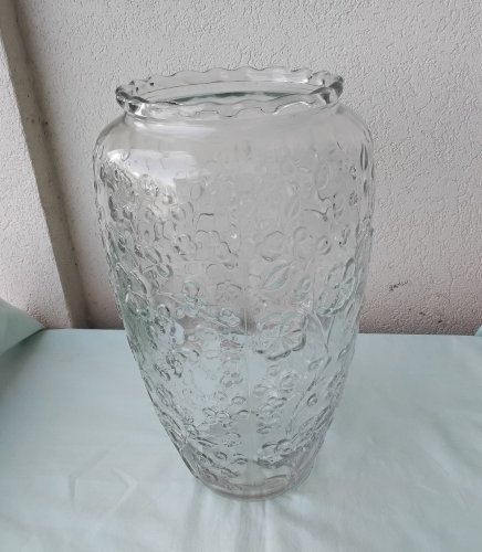 Vase en verre moulé pressé