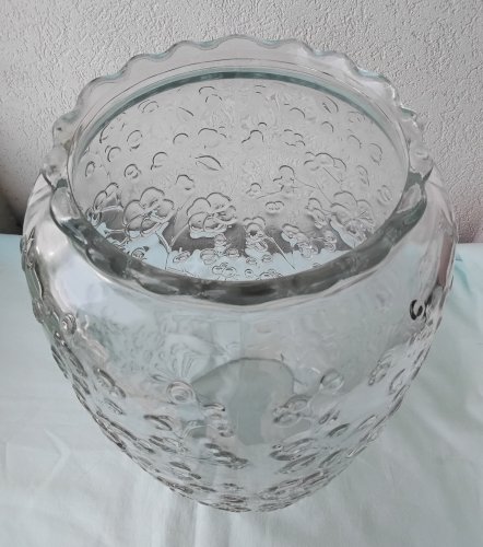Vase en verre moulé pressé