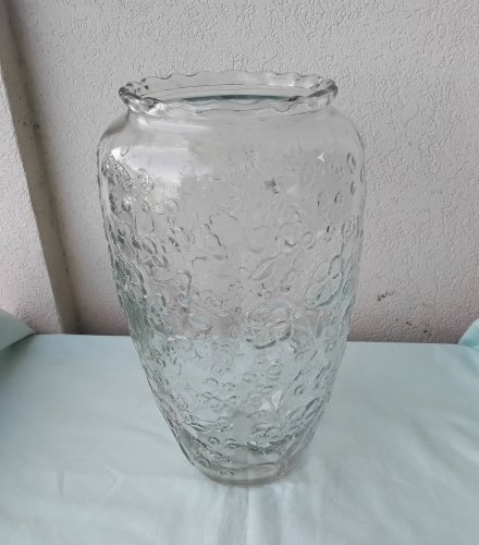 Vase en verre moulé pressé
