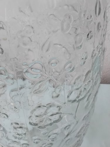 Vase en verre moulé pressé