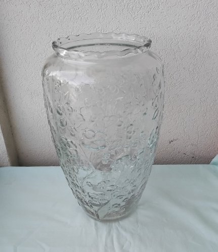 Vase en verre moulé pressé