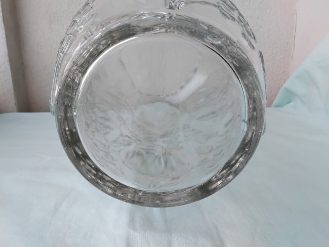 Vase en verre moulé pressé
