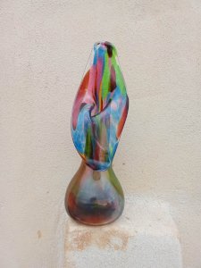 Vase en verre multicolore