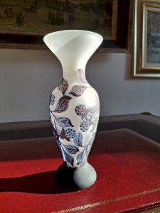Vase en verre multicouches dégagé à l'acide, signé, hauteur 25,2 cm, tons violine / aubergine