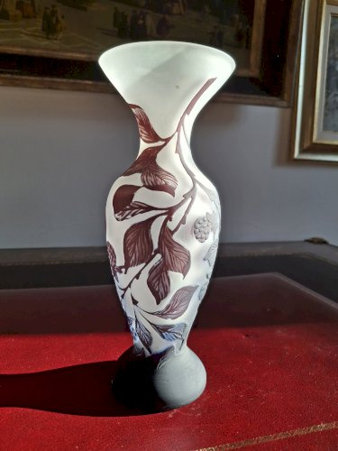 Vase en verre multicouches dégagé à l'acide, signé, hauteur 25,2 cm, tons violine / aubergine