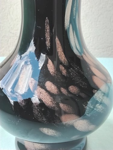 Vase en verre noir à paillettes dorées