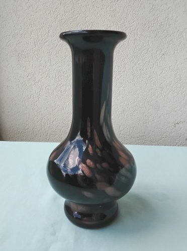 Vase en verre noir à paillettes dorées