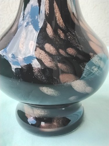 Vase en verre noir à paillettes dorées