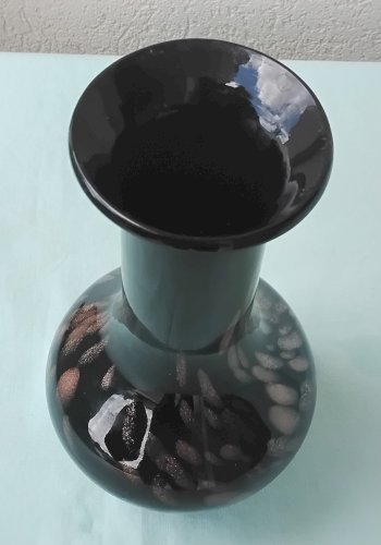Vase en verre noir à paillettes dorées