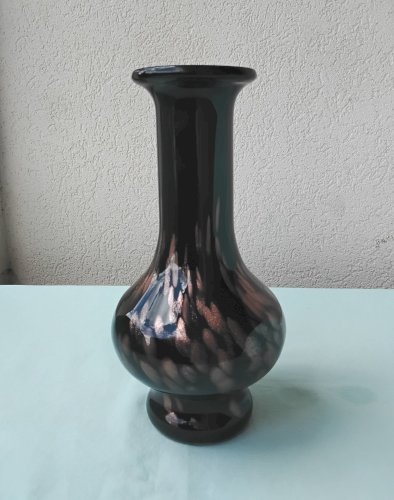 Vase en verre noir à paillettes dorées