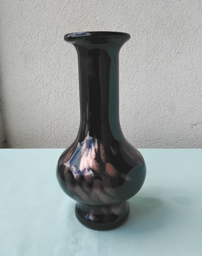 Vase en verre noir à paillettes dorées
