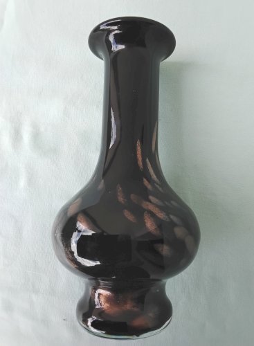 Vase en verre noir à paillettes dorées