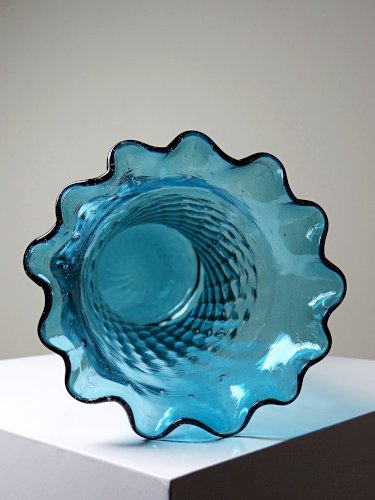 Vase en verre soufflé ancien art nouveau turquoise