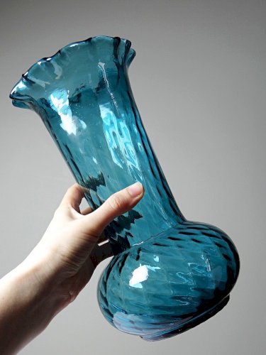 Vase en verre soufflé ancien art nouveau turquoise