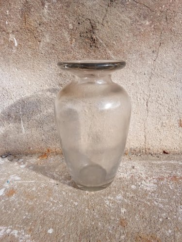 Vase en verre soufflé . Belle qualité artisanale
