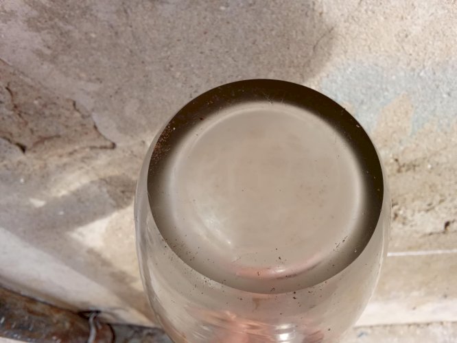 Vase en verre soufflé . Belle qualité artisanale