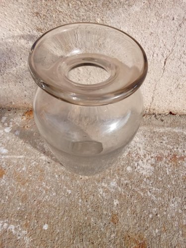 Vase en verre soufflé . Belle qualité artisanale