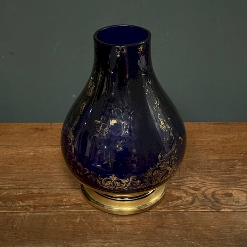 Vase en verre soufflé bleu rehaussé de dorures XXe L9000