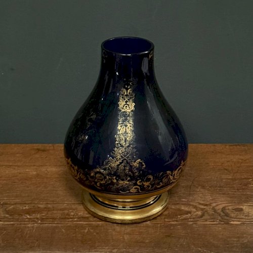 Vase en verre soufflé bleu rehaussé de dorures XXe L9000