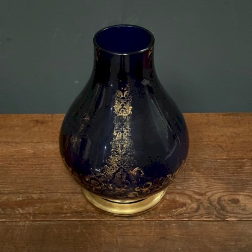 Vase en verre soufflé bleu rehaussé de dorures XXe L9000