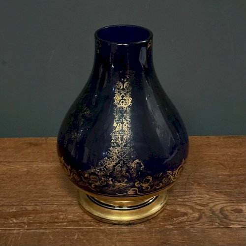 Vase en verre soufflé bleu rehaussé de dorures XXe L9000