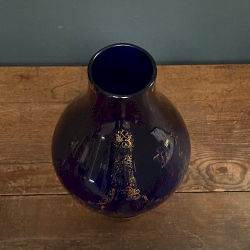 Vase en verre soufflé bleu rehaussé de dorures XXe L9000