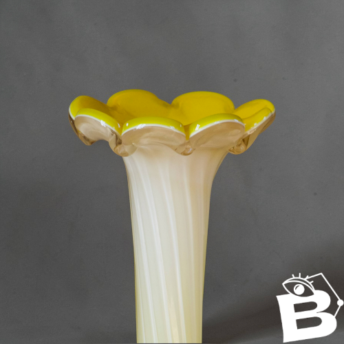 Vase en verre soufflé de Murano en forme de fleur jaune