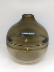 Vase en verre soufflé gris-brun fumé, design scandinave vintage en bon etat