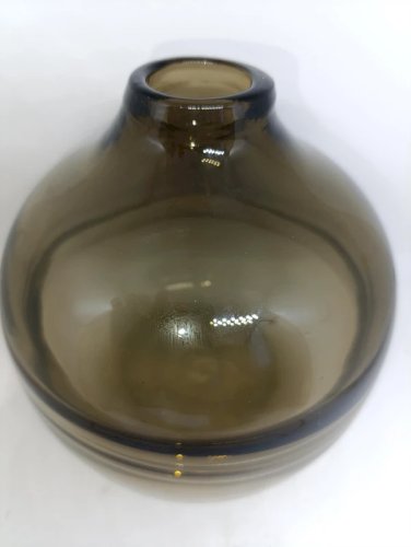 Vase en verre soufflé gris-brun fumé, design scandinave vintage en bon etat