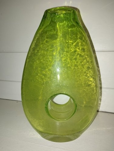 Vase en verre soufflé vert chartreuse – pièce artisanale vintage