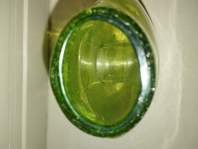 Vase en verre soufflé vert chartreuse – pièce artisanale vintage