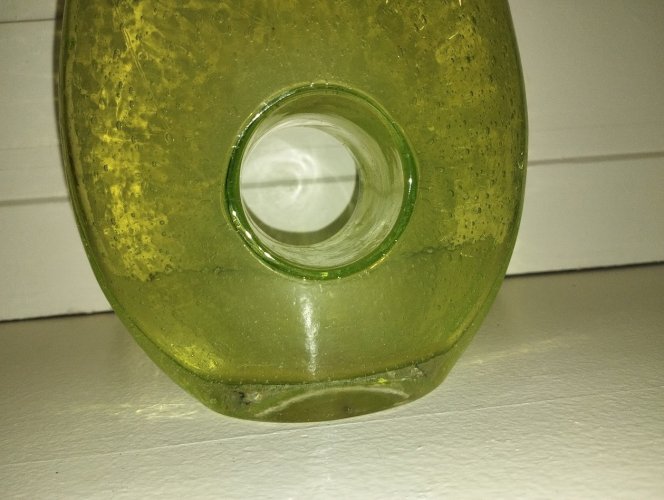 Vase en verre soufflé vert chartreuse – pièce artisanale vintage